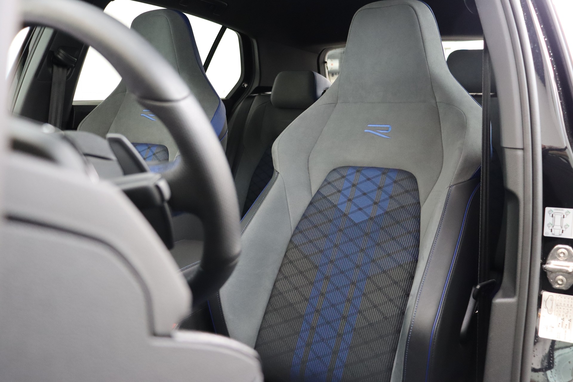 VW Golf 2.0 TSI R DSG 4Motion-image-13