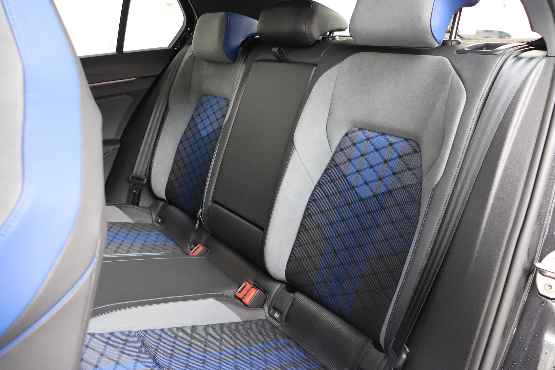 VW Golf 2.0 TSI R DSG 4Motion-image-16