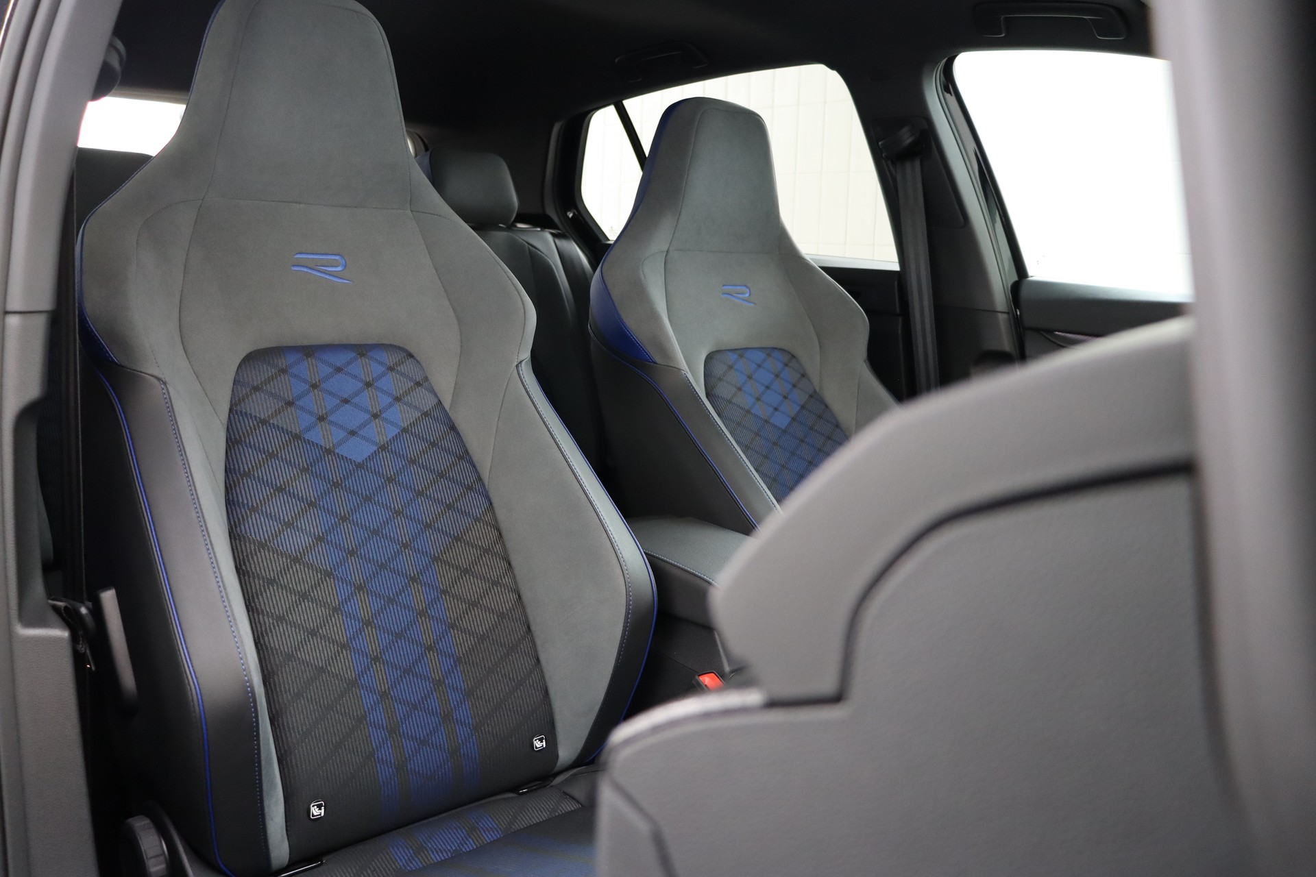 VW Golf 2.0 TSI R DSG 4Motion-image-19