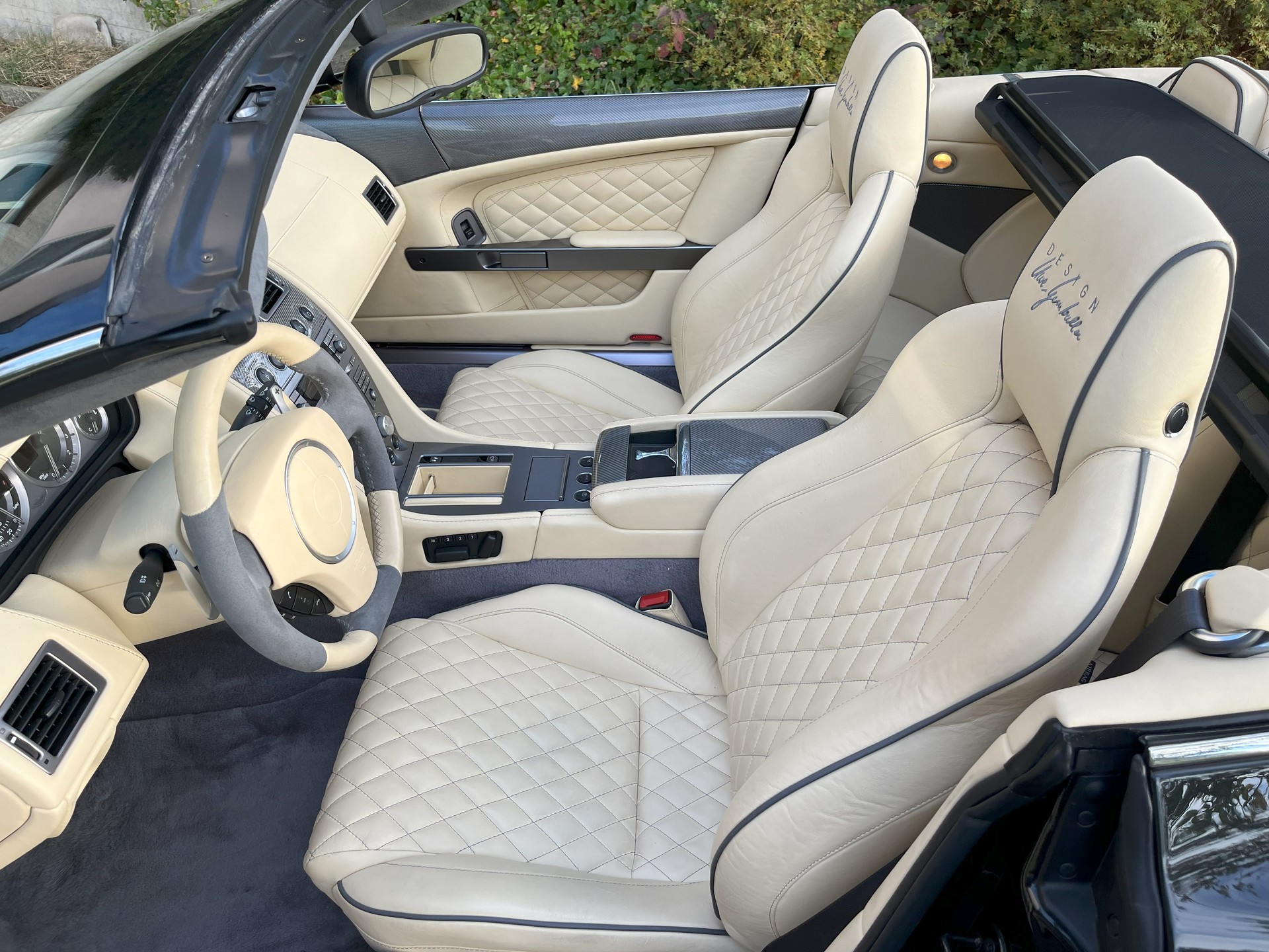 ASTON MARTIN DB9 Volante Touchtronic 2-image-2