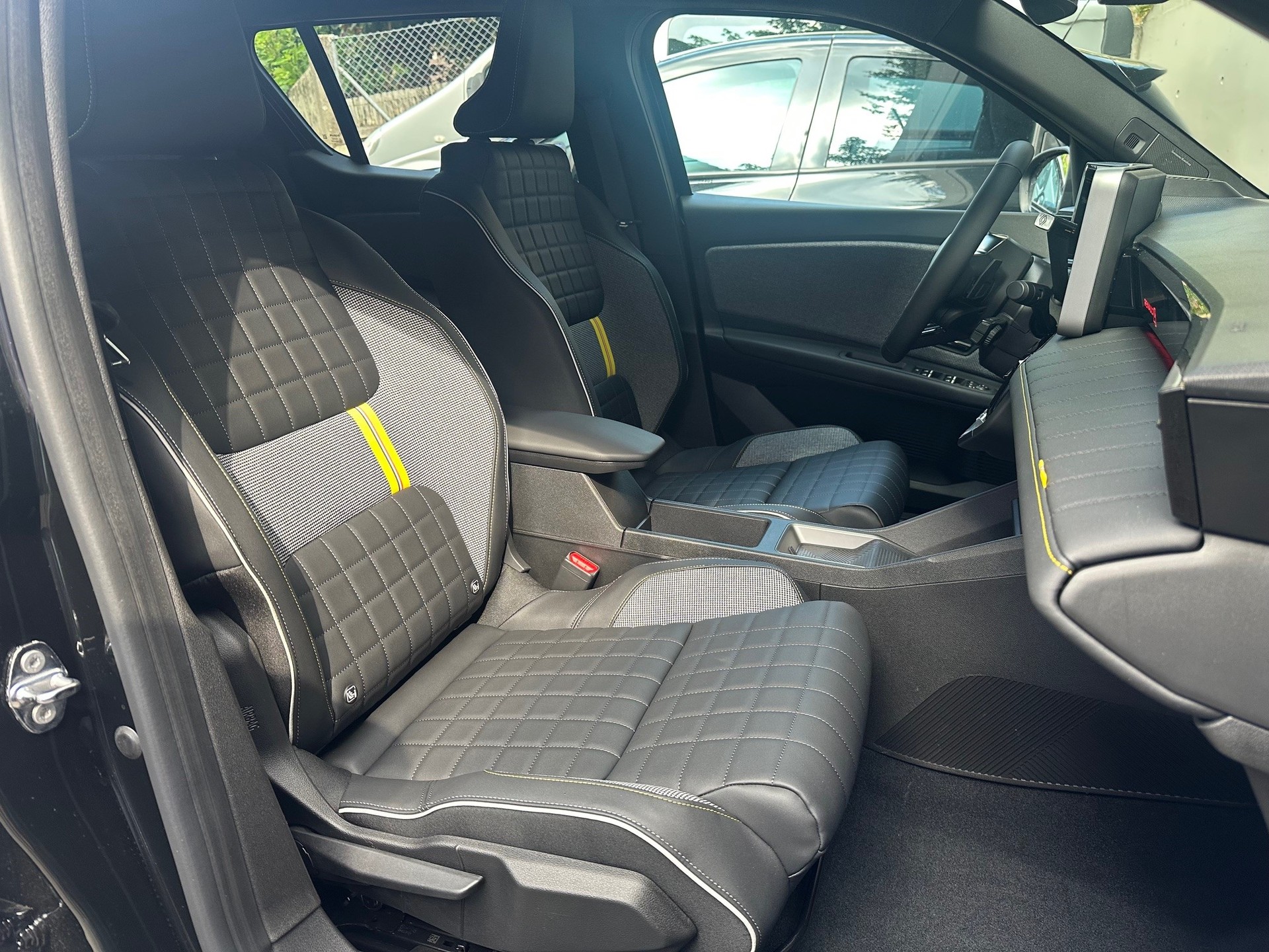 RENAULT R4 E-Tech Comfort Range 52 kWh Iconic-image-7