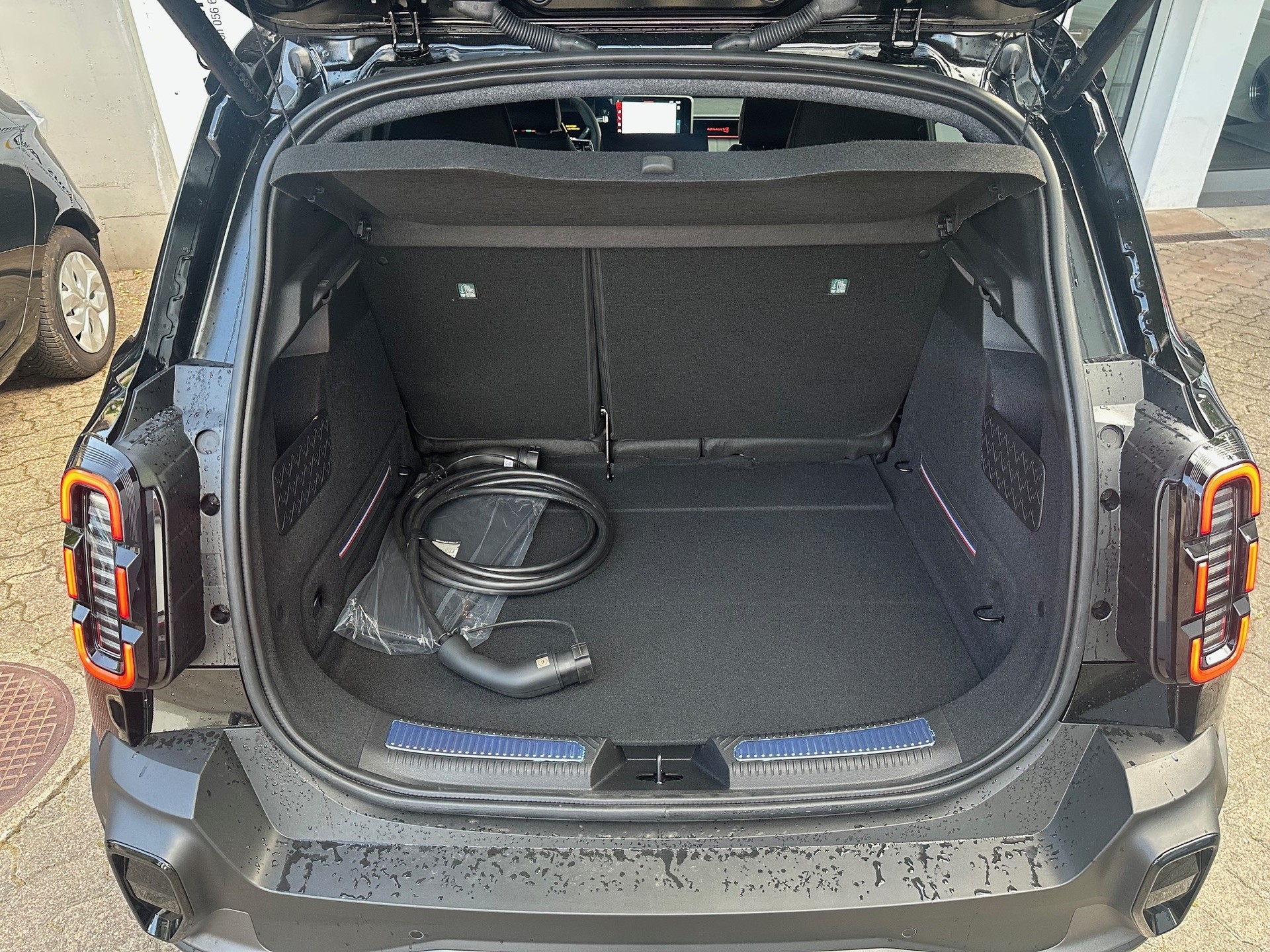 RENAULT R4 E-Tech Comfort Range 52 kWh Iconic-image-10