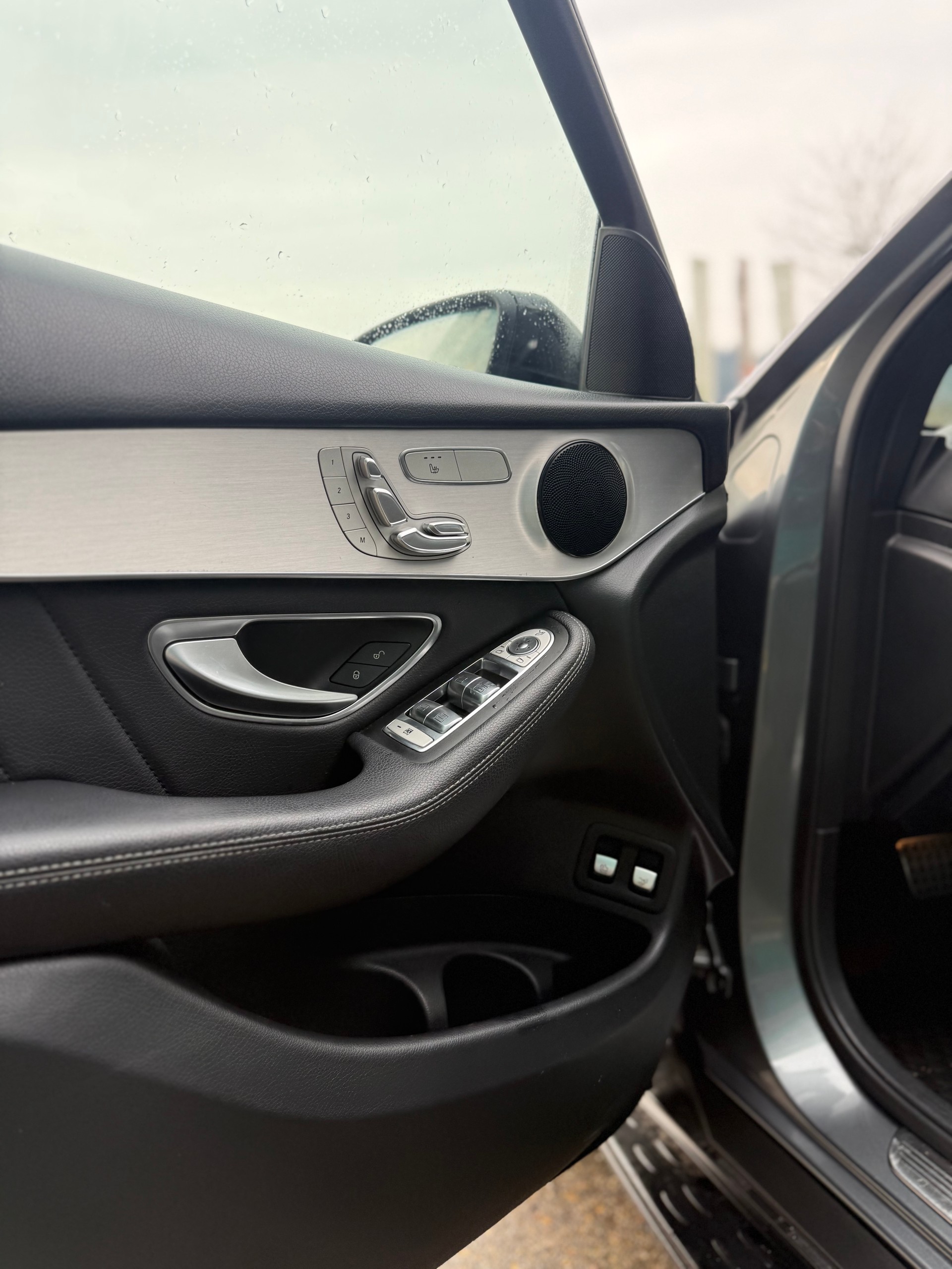 MERCEDES-BENZ GLC 350 e AMG Line 4Matic 7G-Tronic-image-11