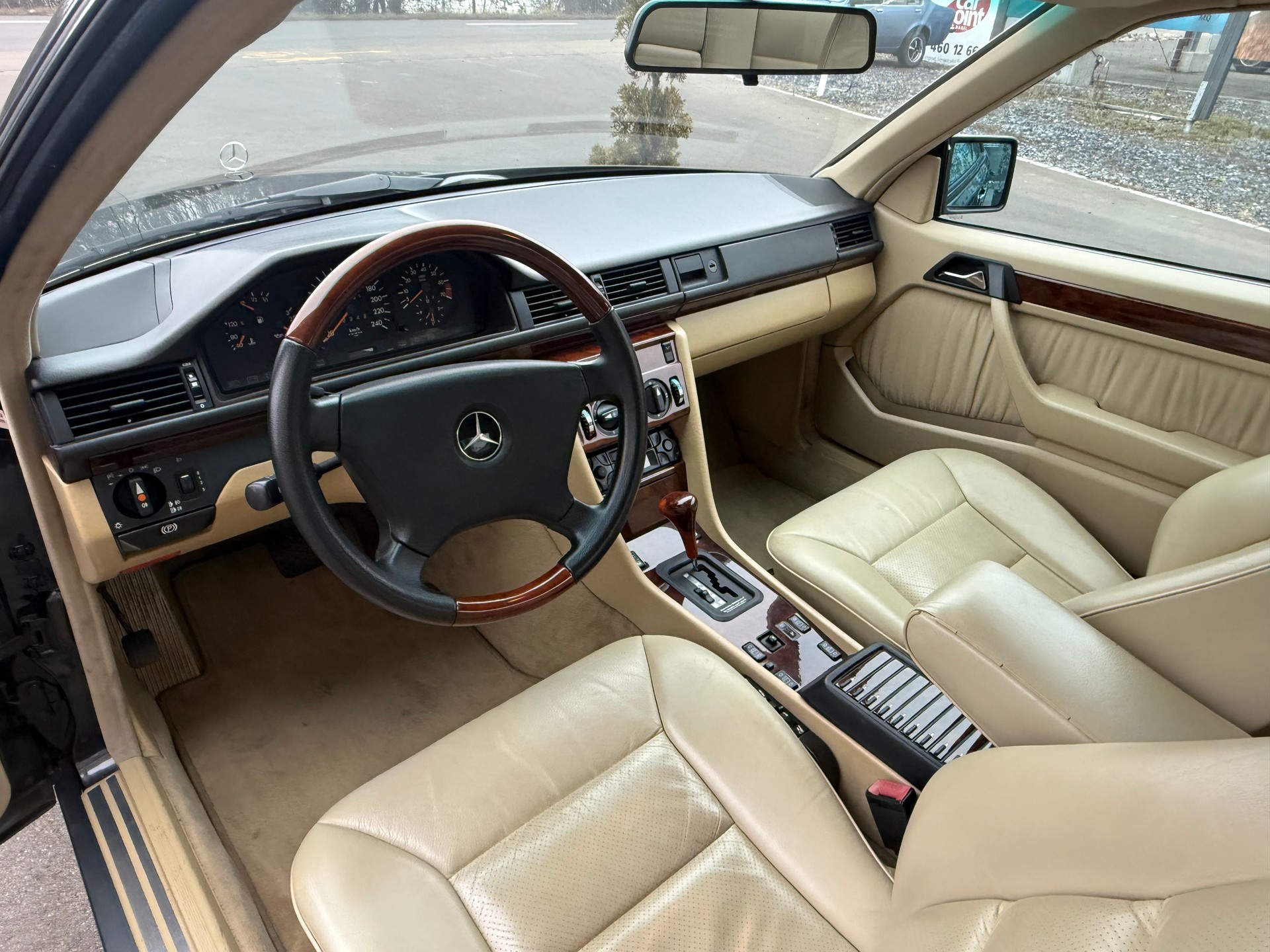 MERCEDES-BENZ 300 CE-image-7