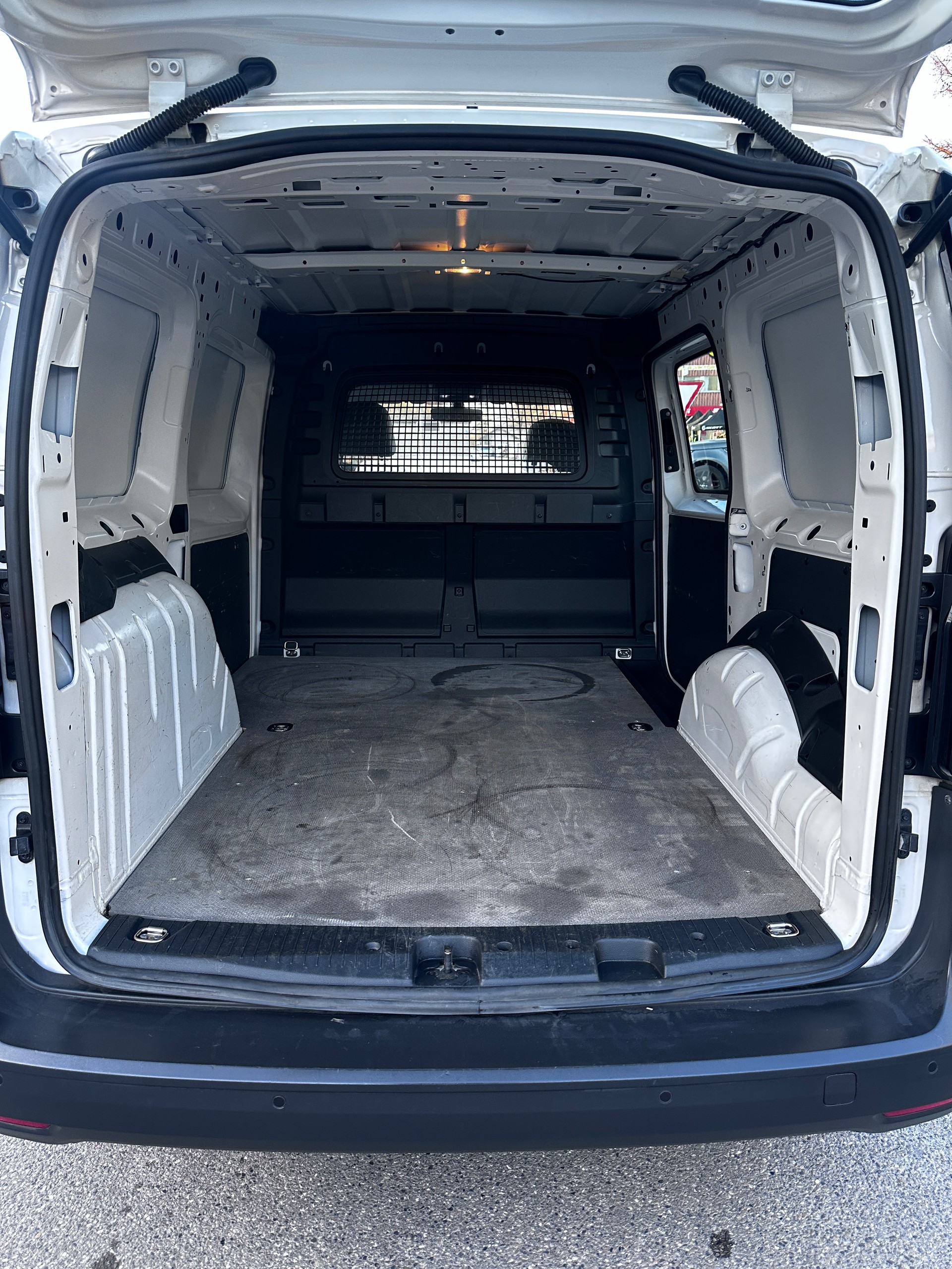 VW Caddy Cargo 2.0TDI Maxi-image-11