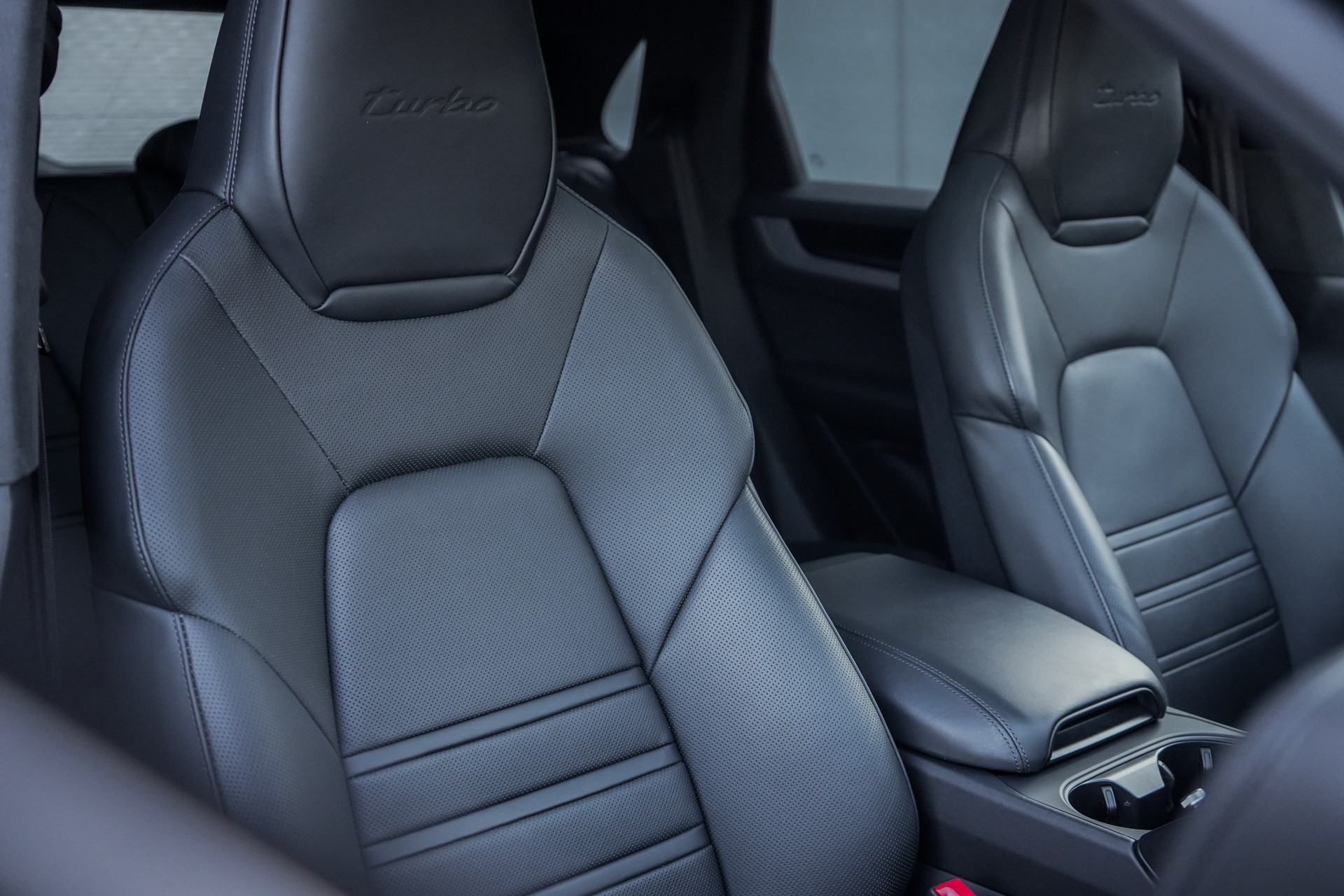 PORSCHE Cayenne Turbo E-Hybrid Tiptronic-image-14