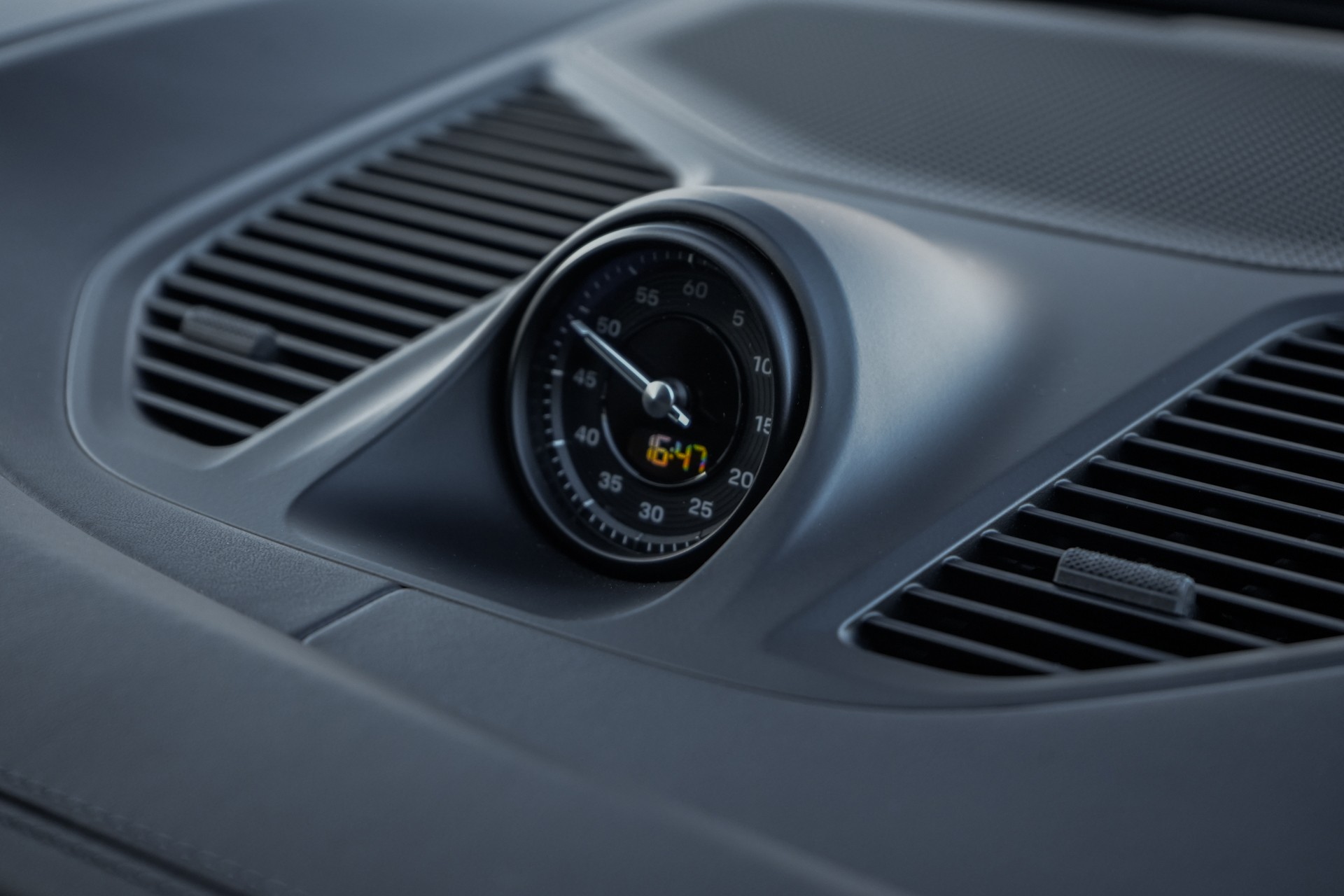 PORSCHE Cayenne Turbo E-Hybrid Tiptronic-image-15