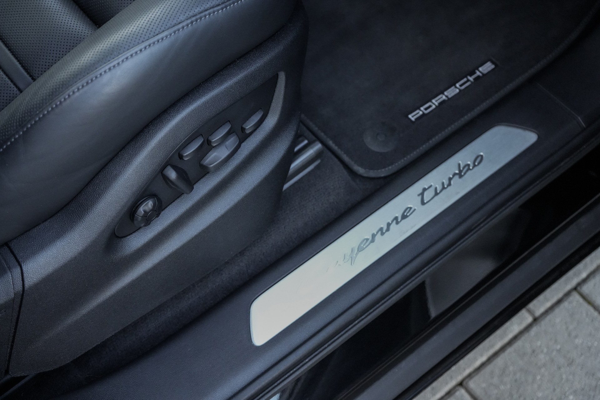 PORSCHE Cayenne Turbo E-Hybrid Tiptronic-image-18