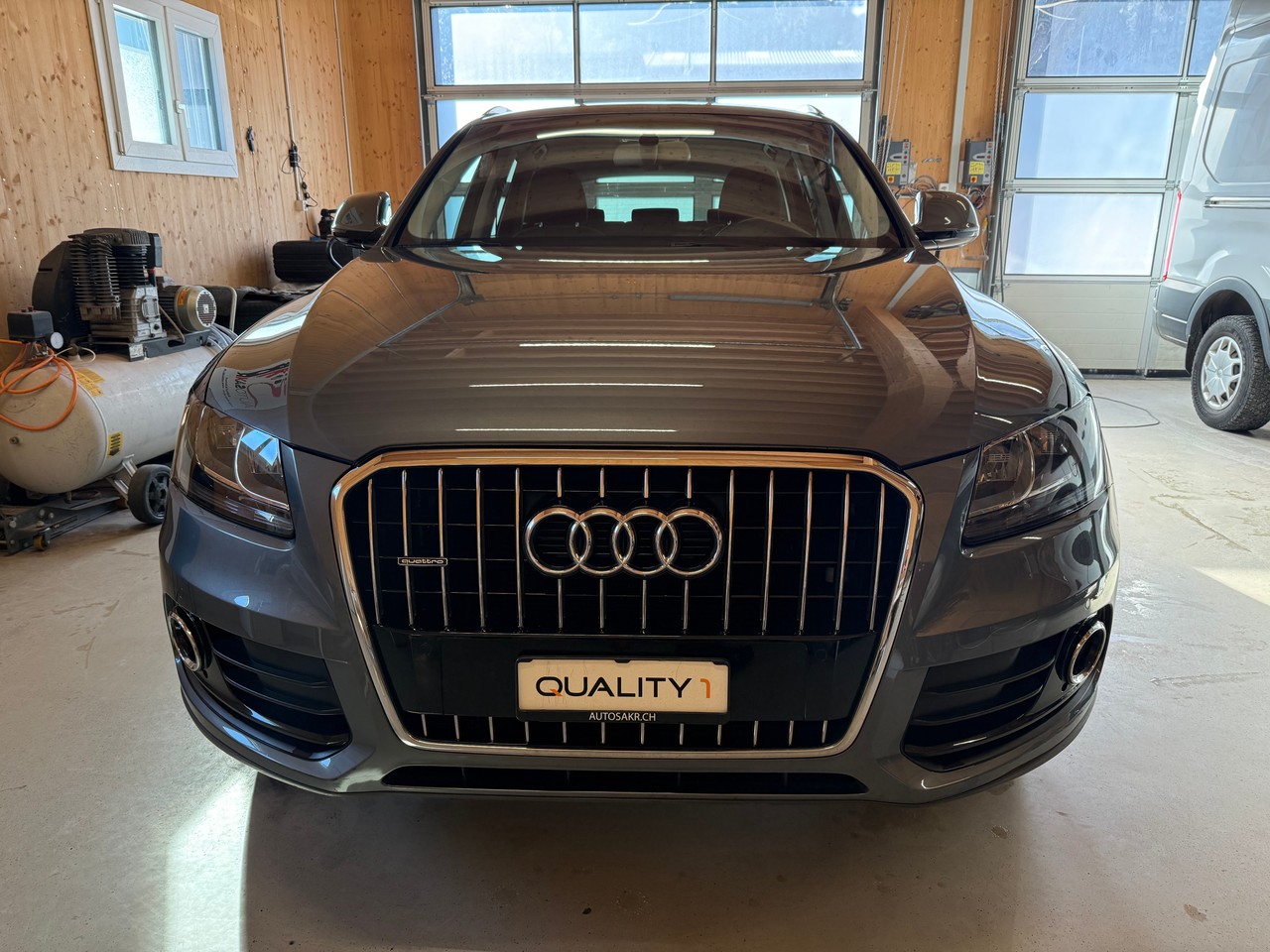 AUDI Q5 2.0 TDI quattro S-tronic-showroom-element-1