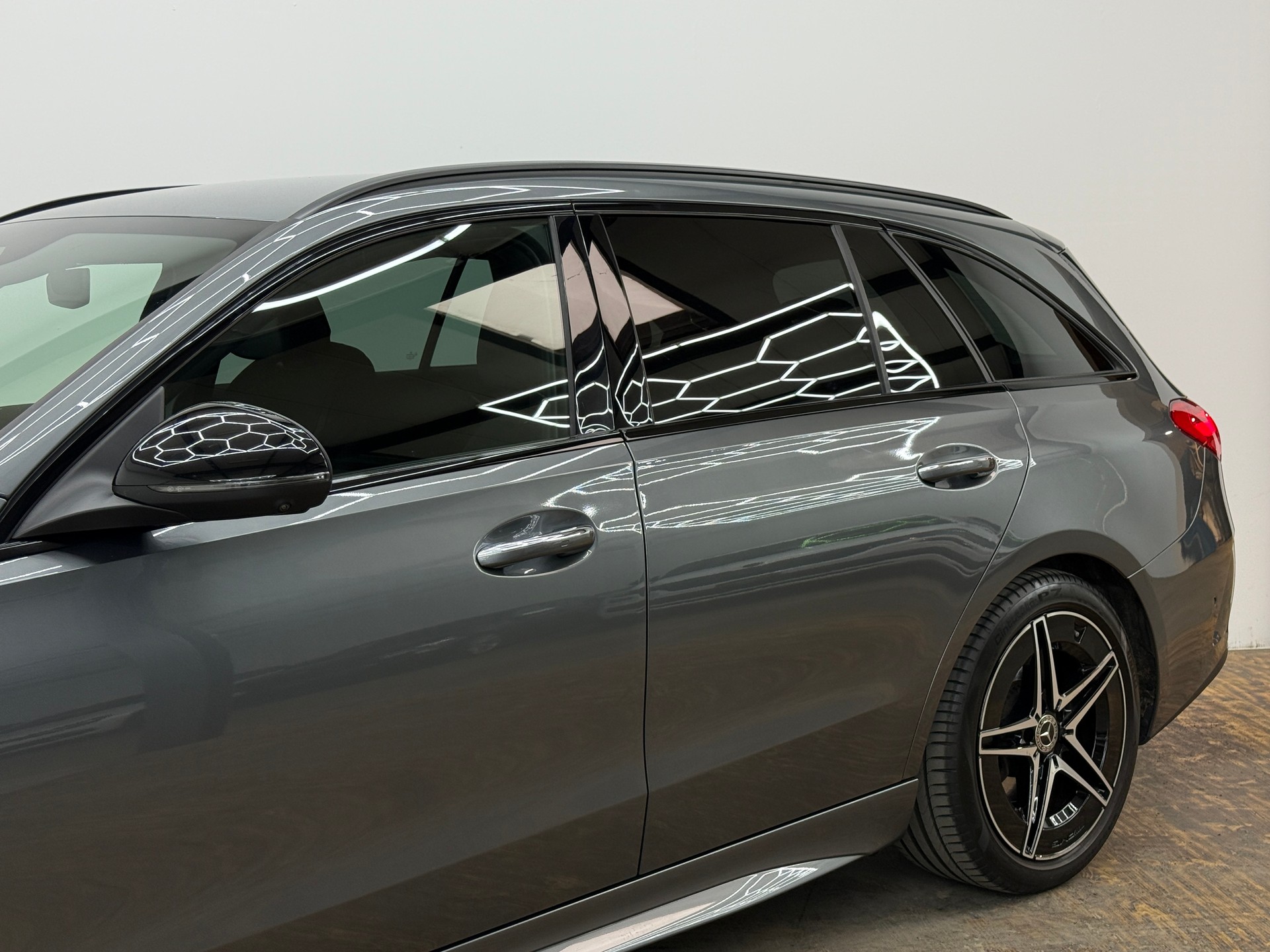 MERCEDES-BENZ C 220 d T 4Matic AMG Line-image-6