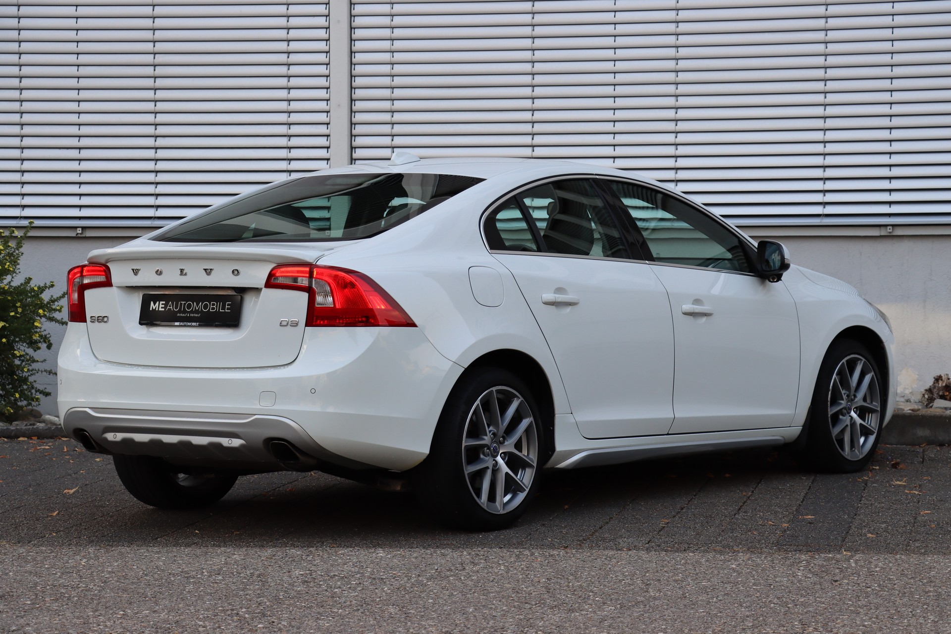 VOLVO S60 D3 Summum Geartronic-image-2