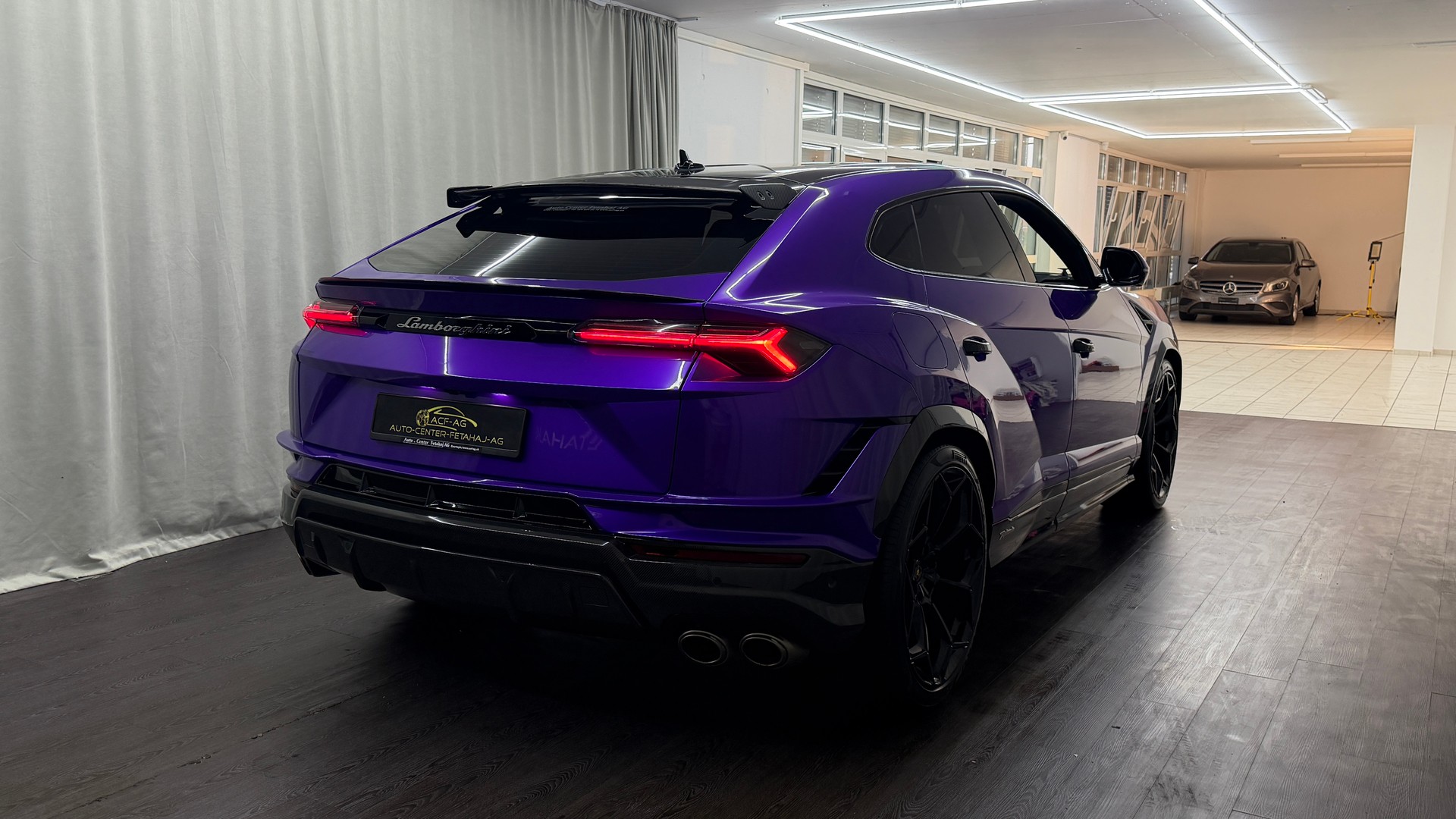 LAMBORGHINI Urus Performante-showroom-element-3