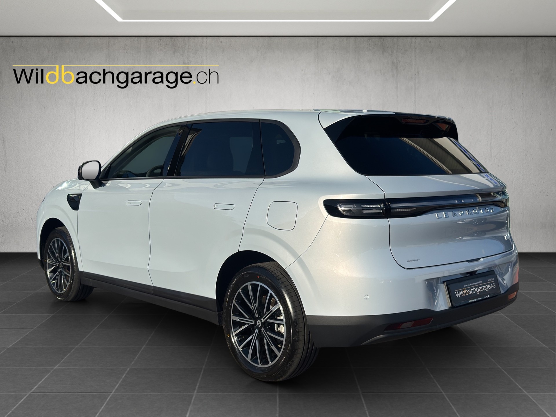LEAPMOTOR B10 1.5 Hybrid EV-showroom-element-2