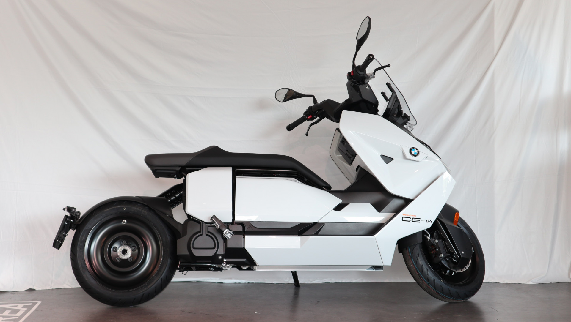 BMW CE 04-image-0