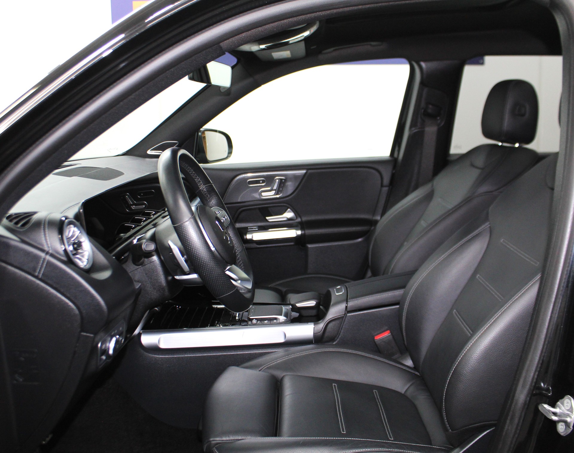 MERCEDES-BENZ GLB 250 4Matic AMG Line 8G-Tronic / AMG Night-Paket / Premium-Plus-Paket / AHK / CH-Fahrzeug-image-7