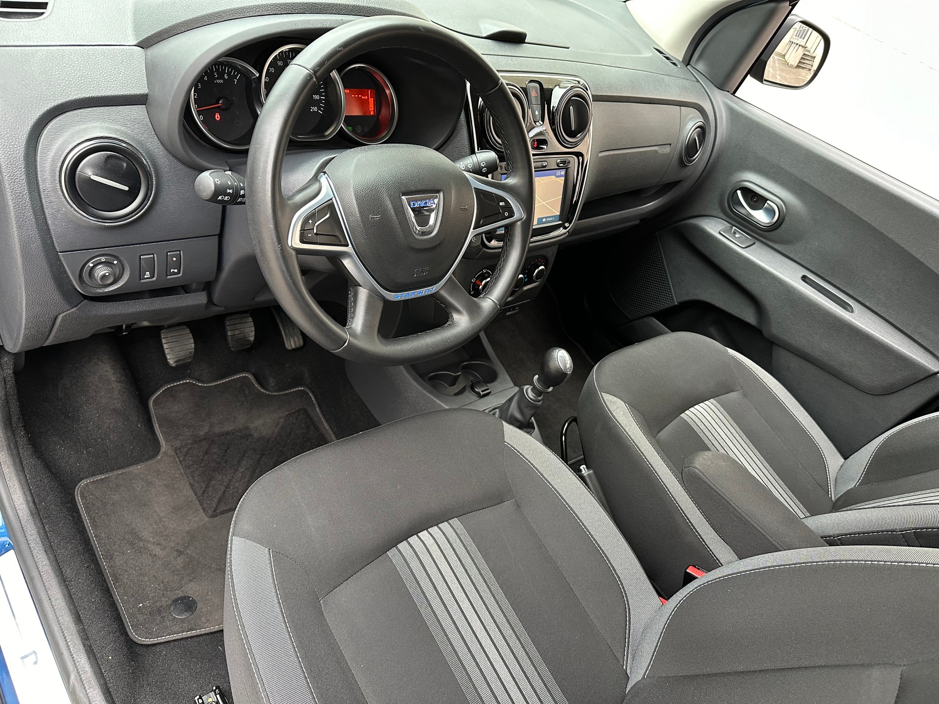 DACIA Lodgy 1.5 dCi Stepway Unlimited 5PL-image-8