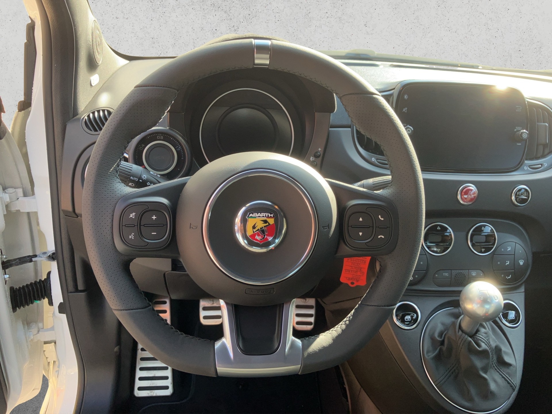 FIAT 595 Abarth 1.4 T-Jet 165 Premium Grand Prix Edition-image-9