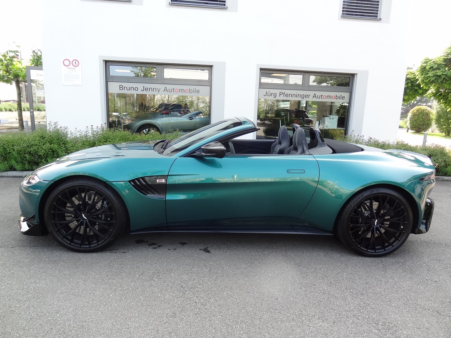 ASTON MARTIN Roadster F1-showroom-element-1