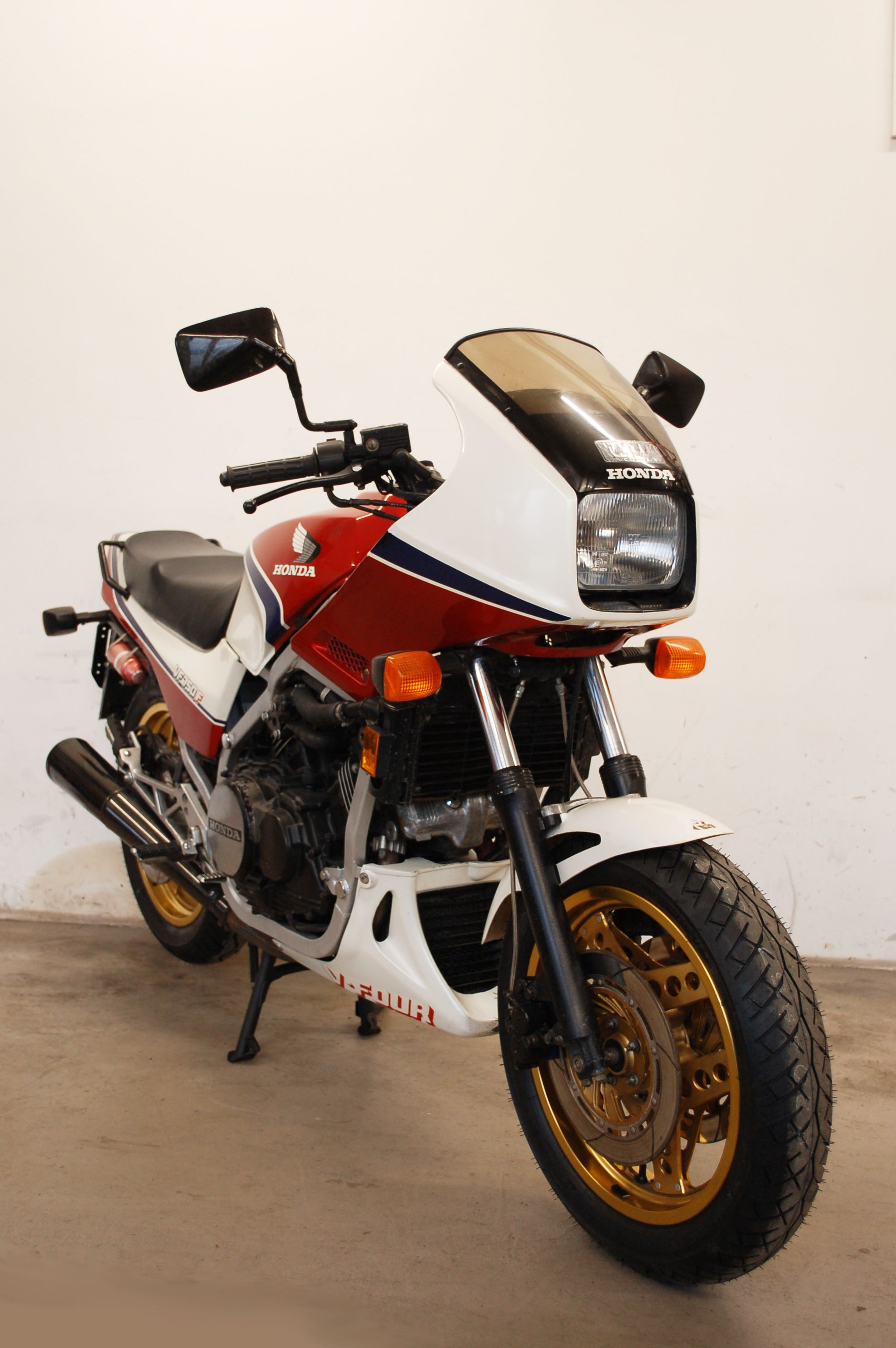 HONDA VF 750 F-image-1