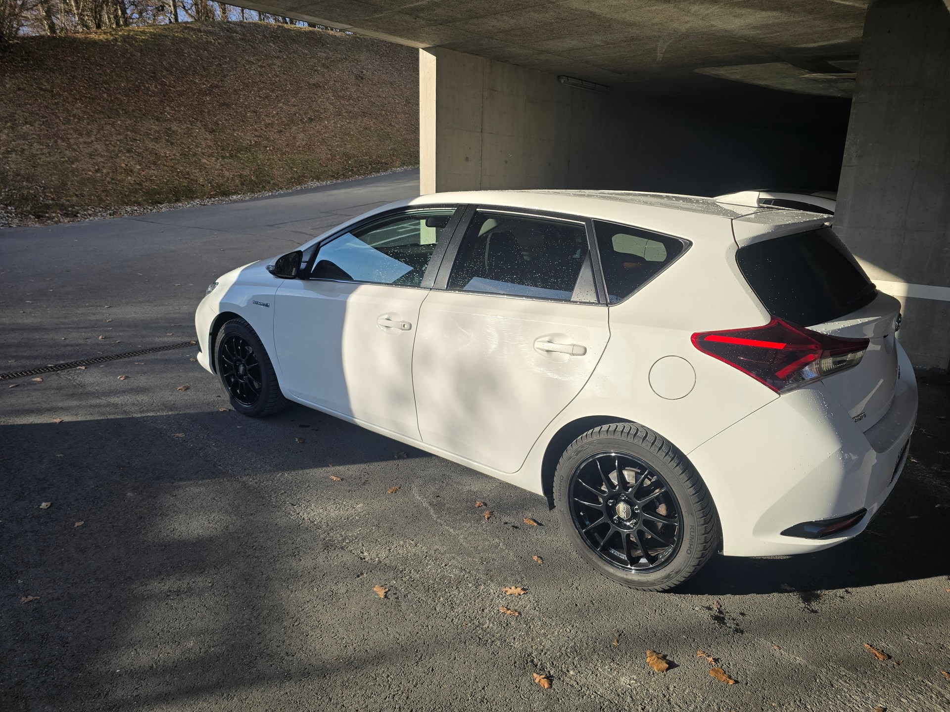 TOYOTA Auris 1.8 HSD Style e-CVT-image-2
