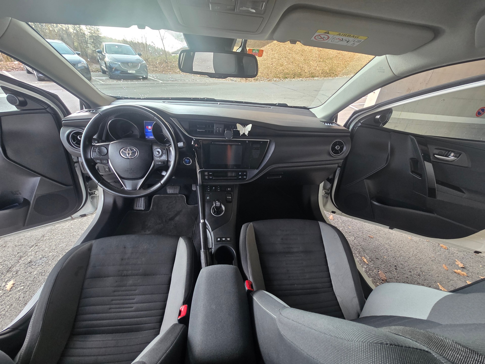 TOYOTA Auris 1.8 HSD Style e-CVT-image-3