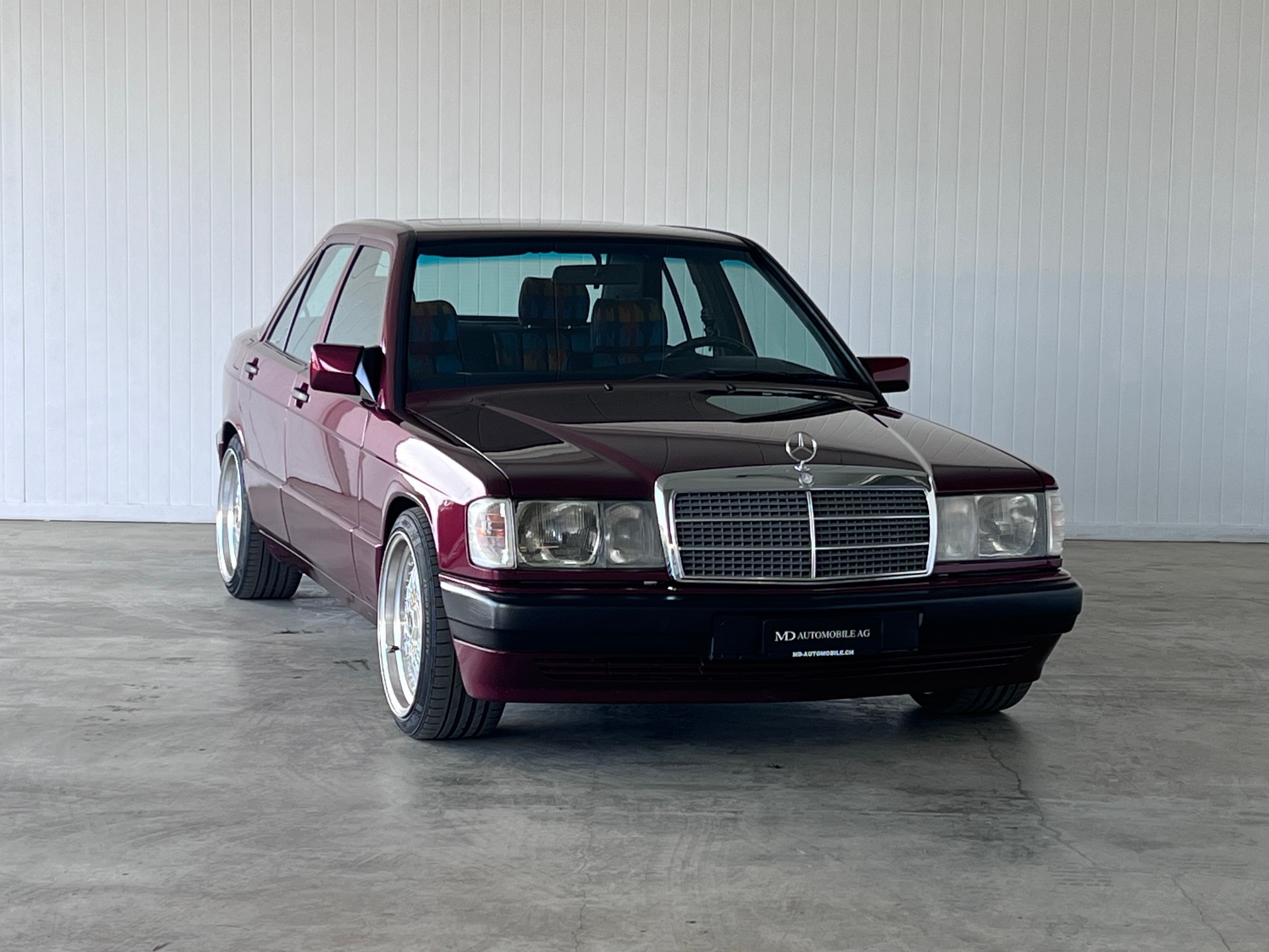 MERCEDES-BENZ 190 E 1.8 Avantgarde Rosso Nr. 45/280-showroom-element-2