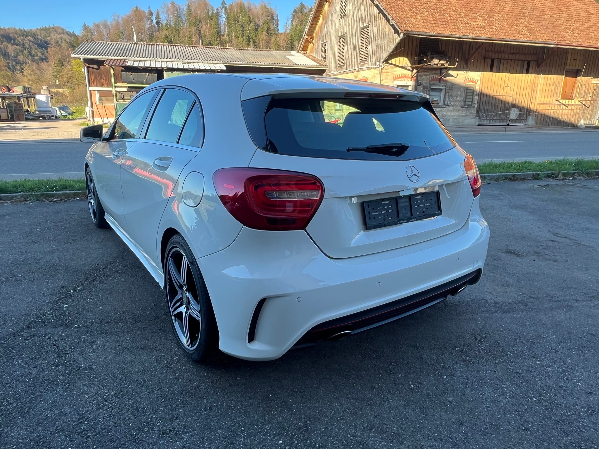 MERCEDES-BENZ A 250 AMG Line 4Matic 7G-DCT / Frisch ab MFK & Service / 1.Hand-image-2