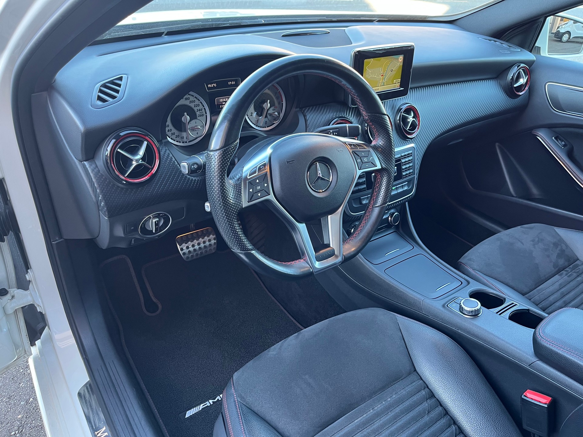 MERCEDES-BENZ A 250 AMG Line 4Matic 7G-DCT / Frisch ab MFK & Service / 1.Hand-image-10