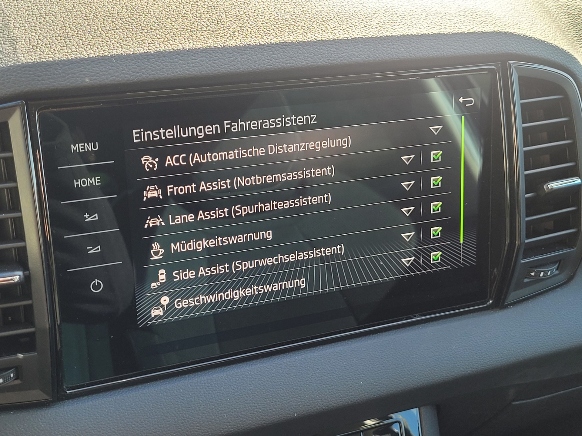 SKODA Karoq 2.0 TDI CR Selection 4x4 DSG *Anhängerkupplung+Garantie*-image-14