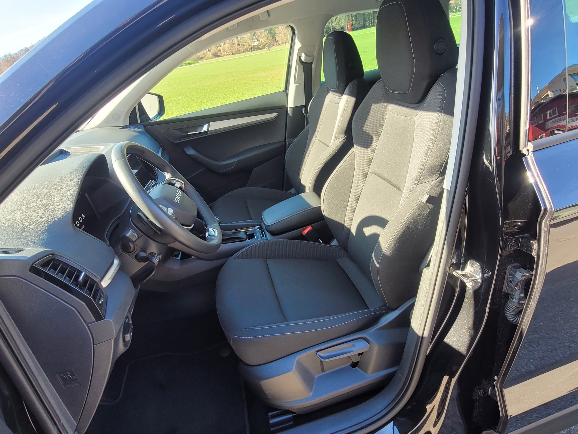 SKODA Karoq 2.0 TDI CR Selection 4x4 DSG *Anhängerkupplung+Garantie*-image-8