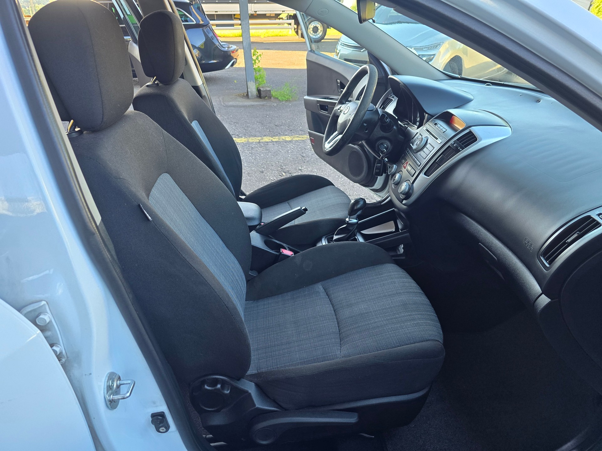 KIA Cee'd Sporty Wagon 1.6 16V Trend-image-13