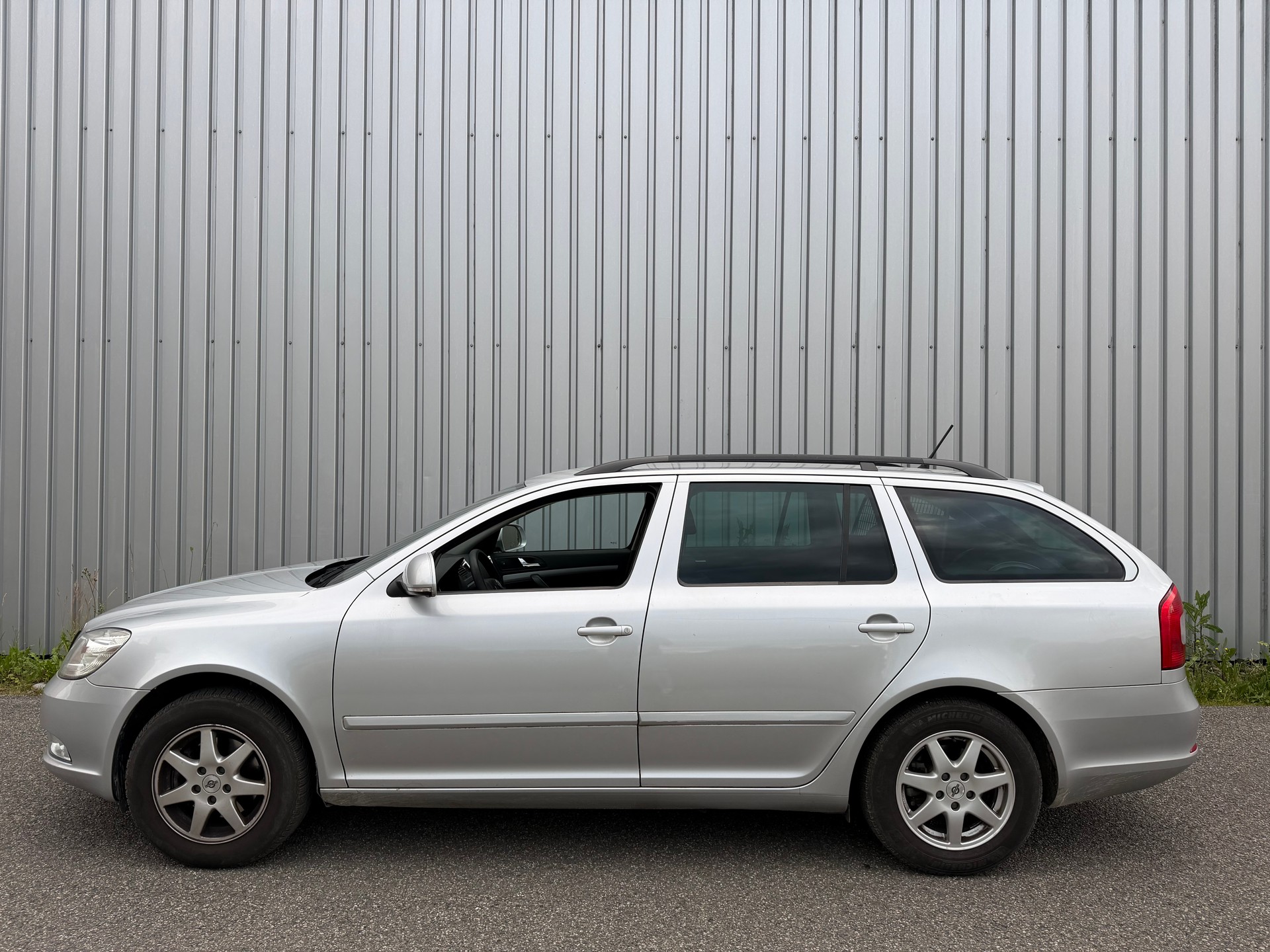 SKODA Octavia Combi 1.8 TSI Elegance DSG-image-2