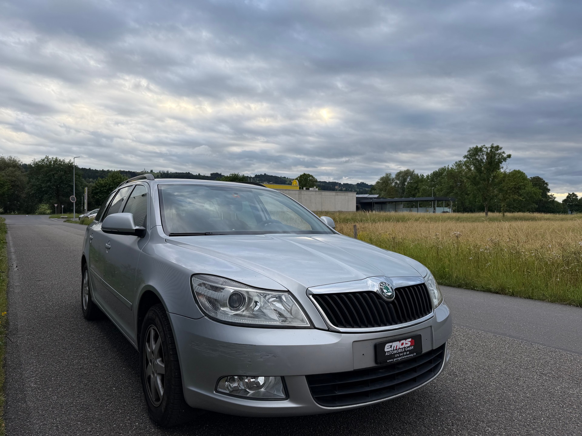 SKODA Octavia Combi 1.8 TSI Elegance DSG-image-1