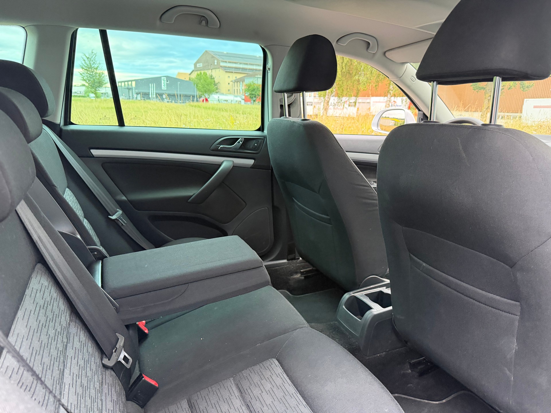 SKODA Octavia Combi 1.8 TSI Elegance DSG-image-9