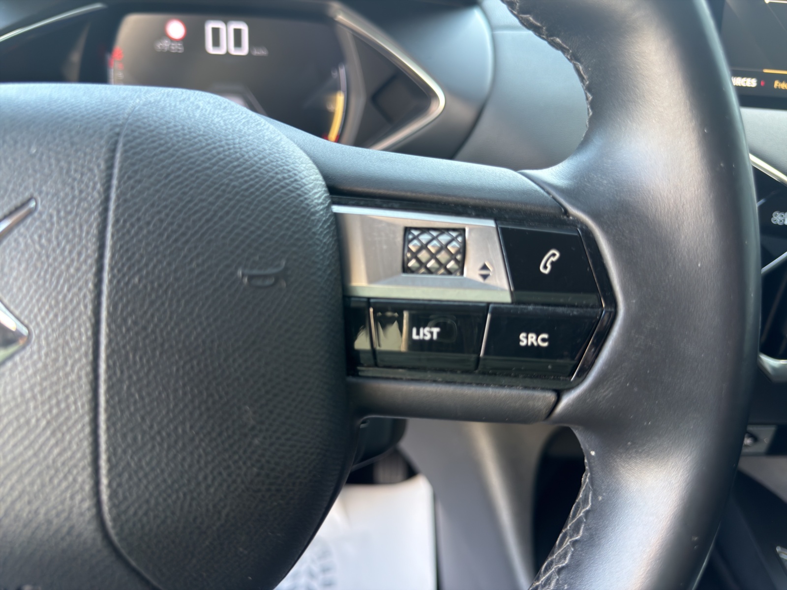 DS AUTOMOBILES DS 3 Crossback 1.2 PureTech Bastille-image-25