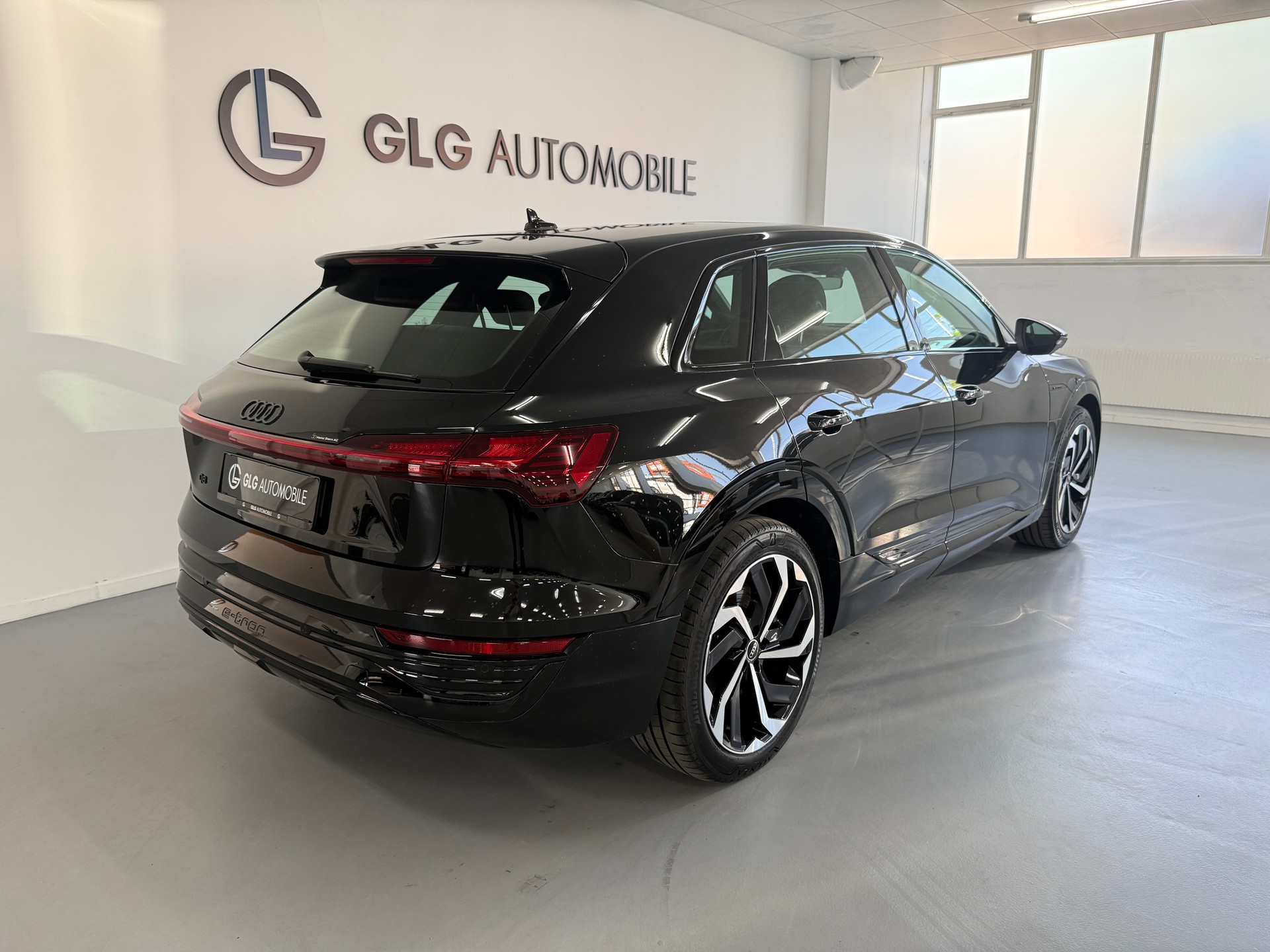 AUDI Q8 55 e-tron S line quattro-showroom-element-3