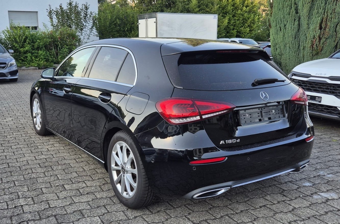 MERCEDES-BENZ A 180 d Style 7G-DCT-image-2