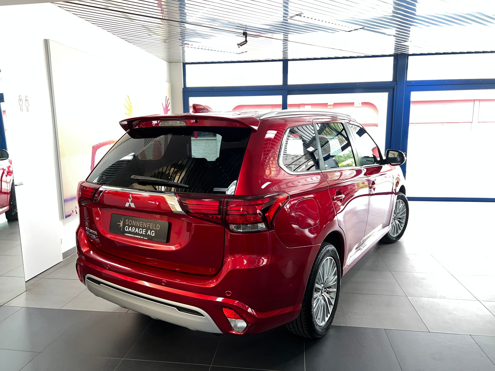 MITSUBISHI Outlander 2.4 PHEV Diamond S-Edition 4WD Automatic-showroom-element-3