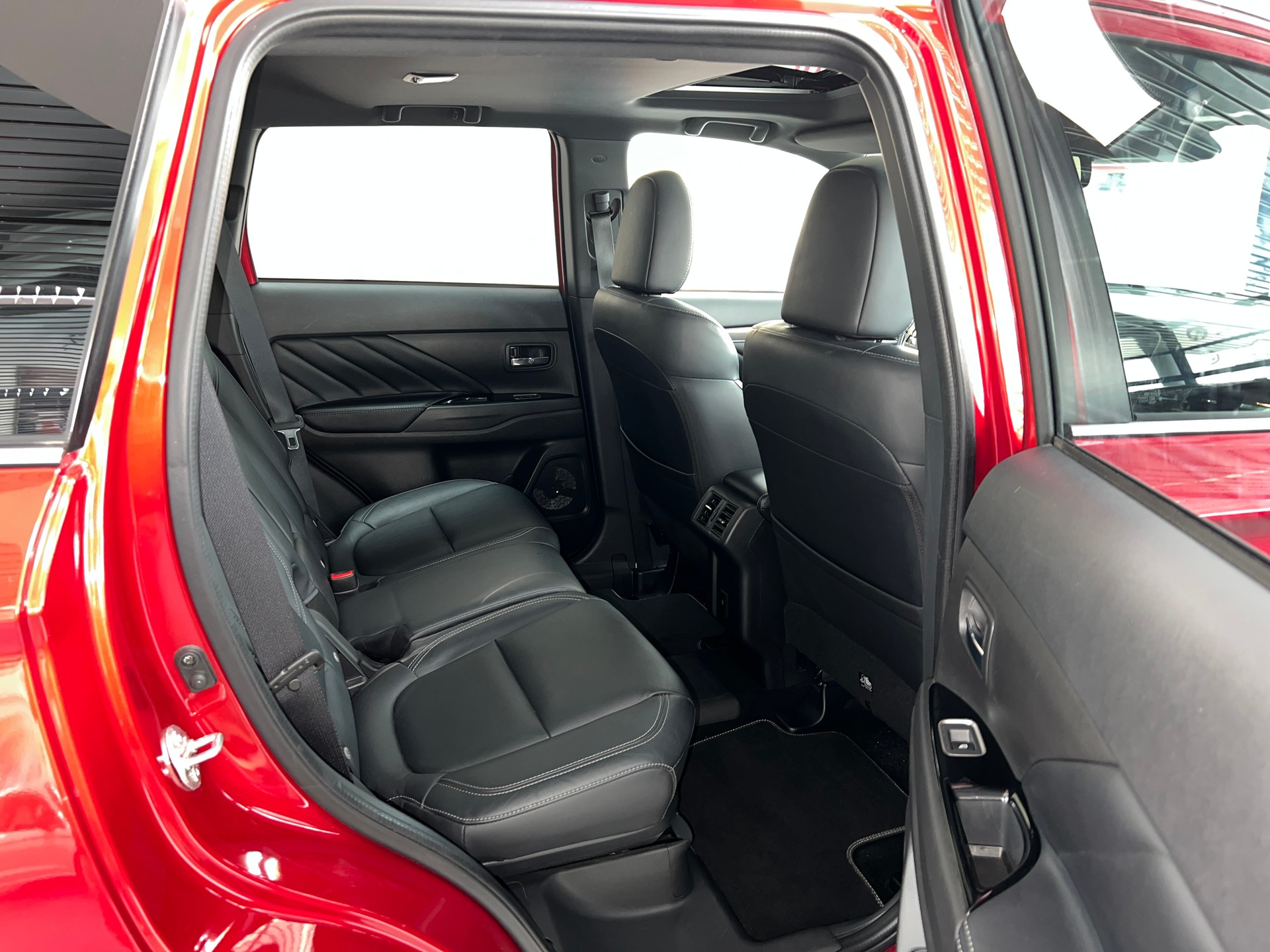 MITSUBISHI Outlander 2.4 PHEV Diamond S-Edition 4WD Automatic-image-4
