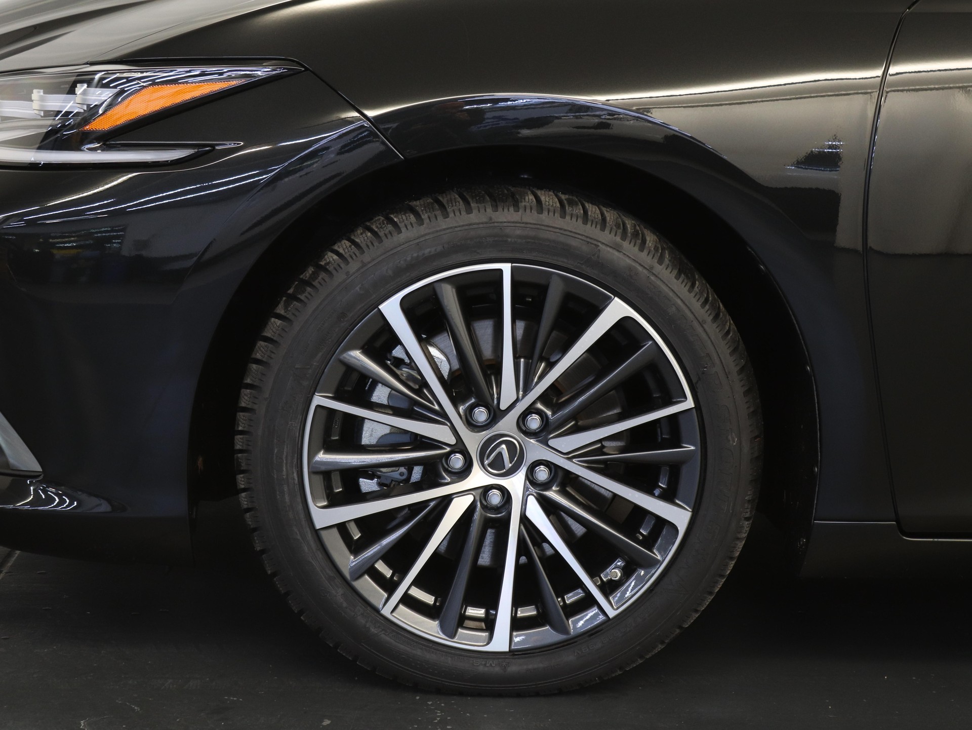 LEXUS ES 300h Excellence-showroom-element-3