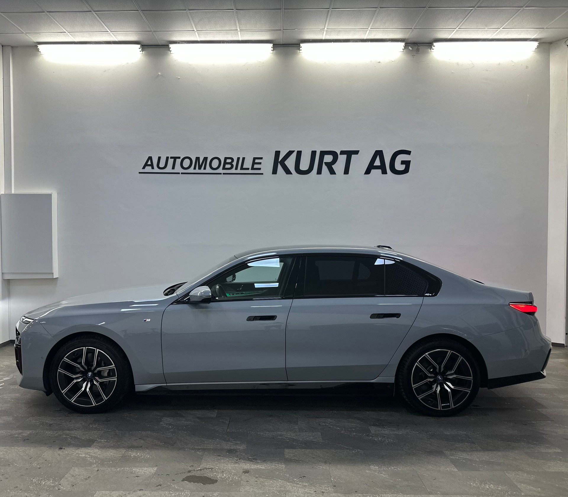 BMW i7 xDrive 60 M Sport-showroom-element-2