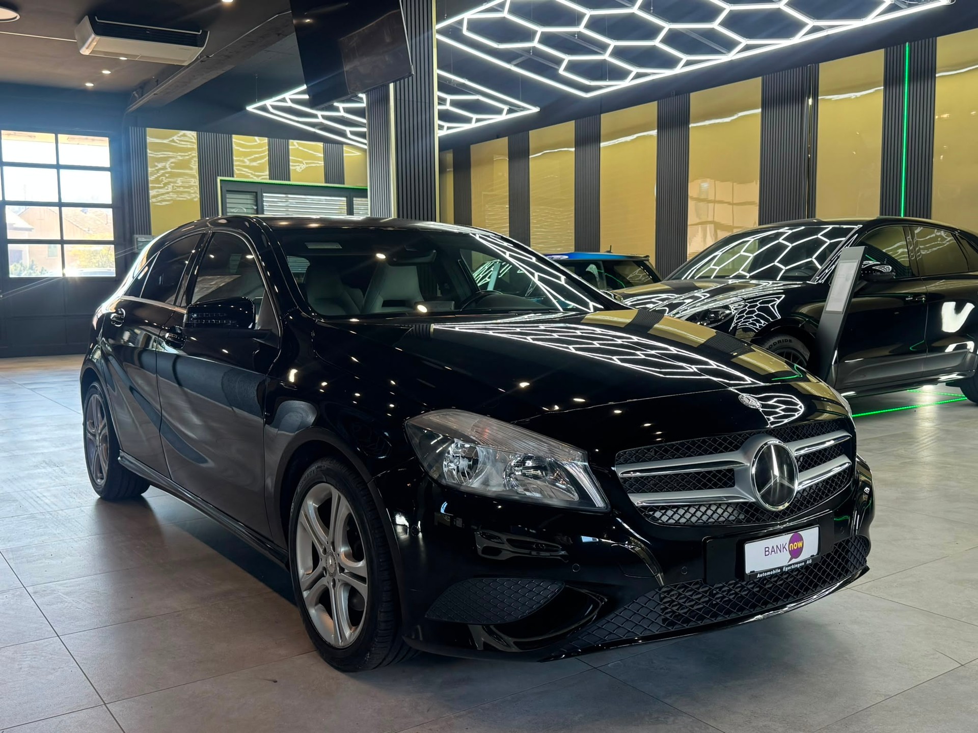 MERCEDES-BENZ A 180 Urban-showroom-element-2