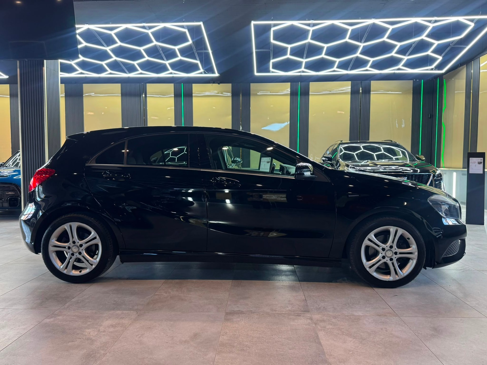 MERCEDES-BENZ A 180 Urban-showroom-element-3