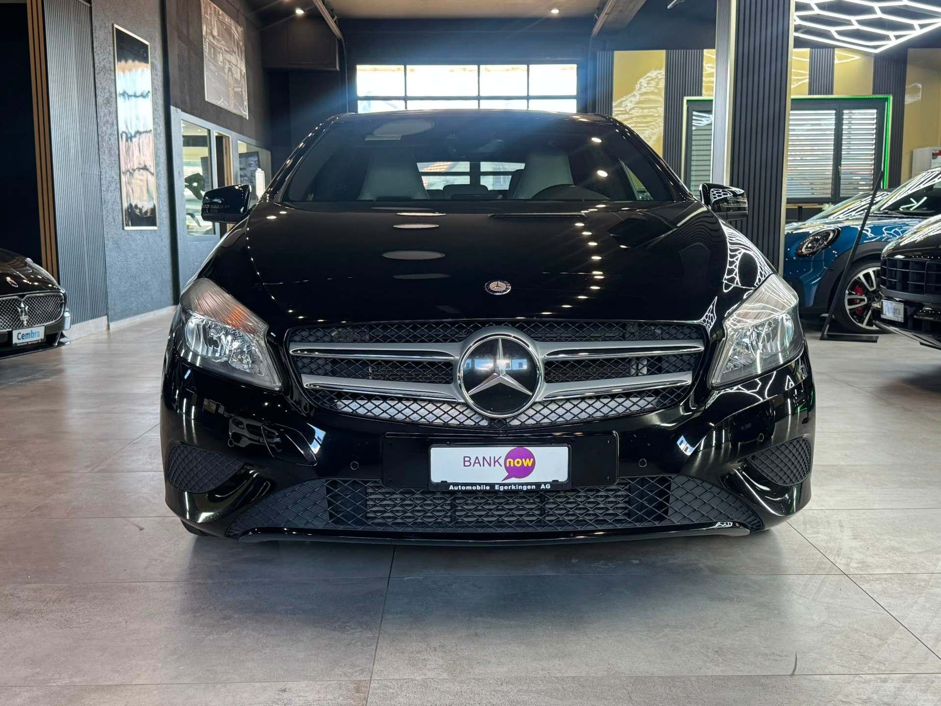 MERCEDES-BENZ A 180 Urban-showroom-element-1