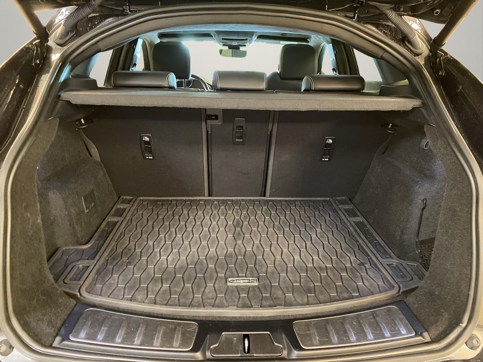 JAGUAR E-Pace 2.0 I4 300 Sport AWD-image-17