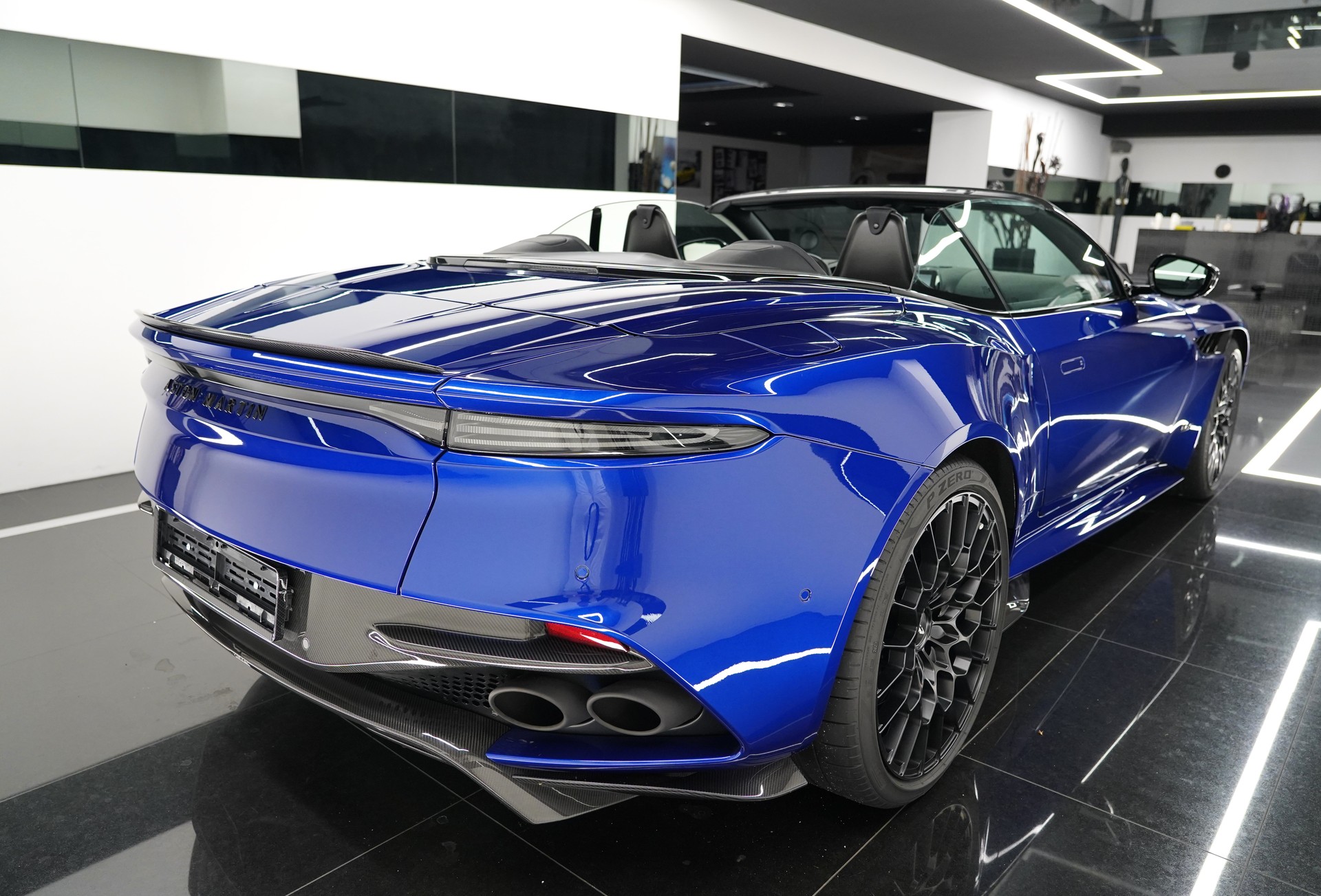ASTON MARTIN DBS 770 Volante-showroom-element-3