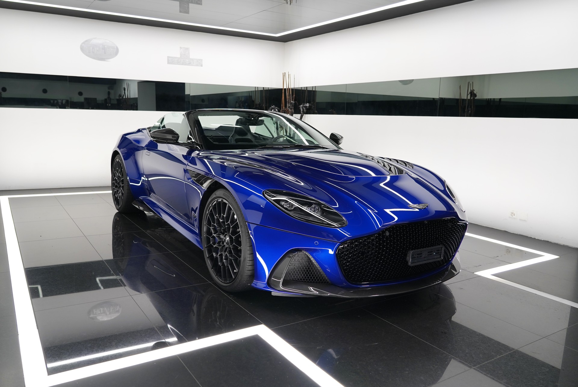 ASTON MARTIN DBS 770 Volante-showroom-element-2