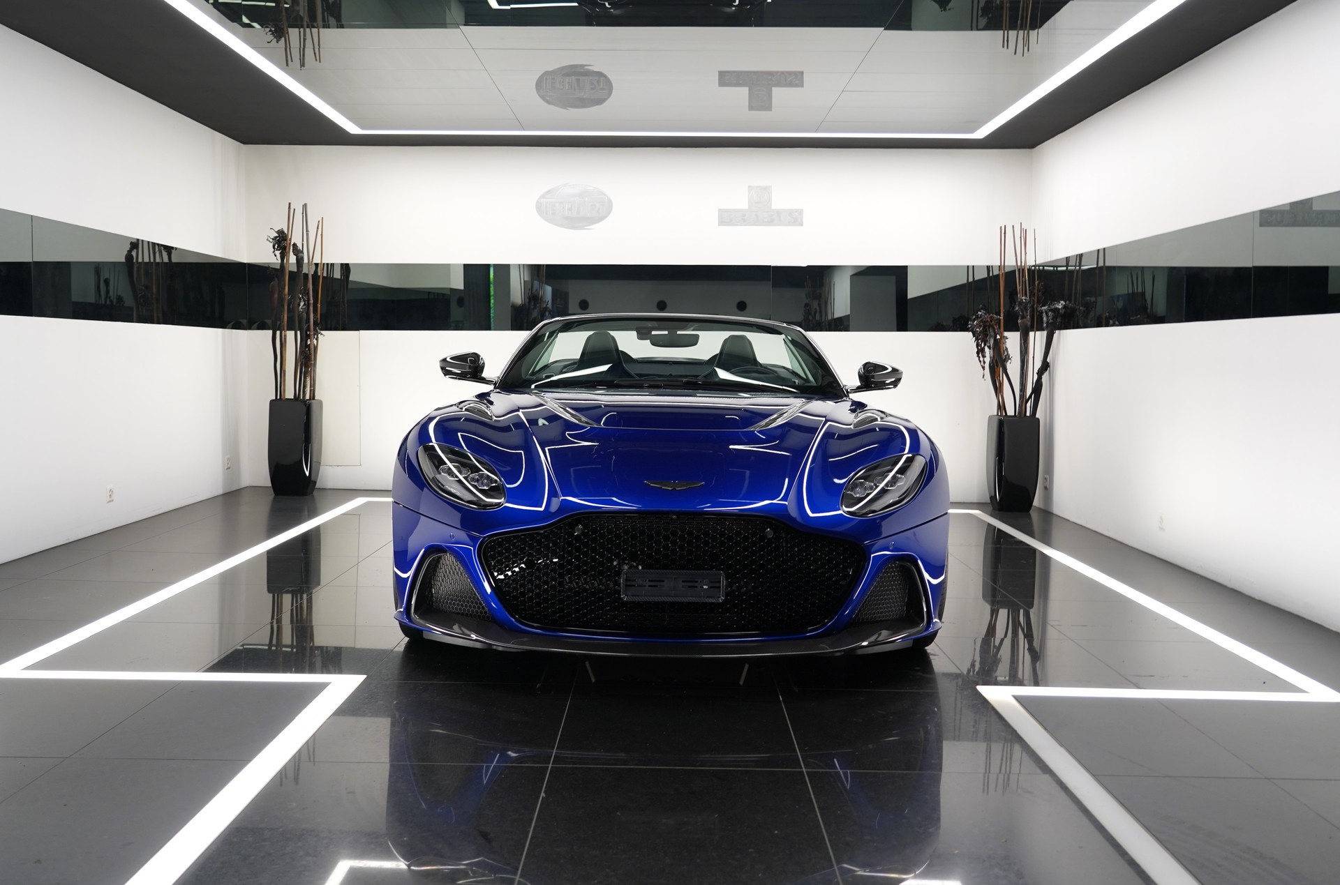 ASTON MARTIN DBS 770 Volante-showroom-element-1