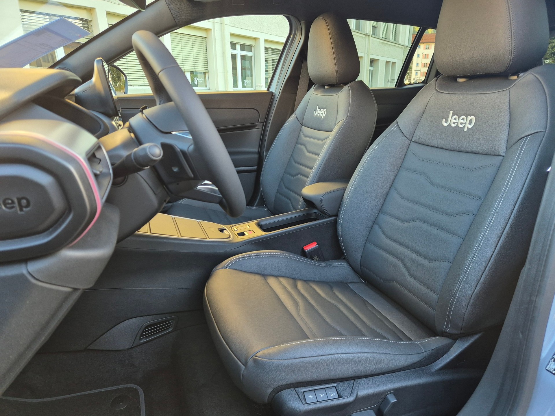 JEEP Avenger 1.2 Turbo MHEV Overland Leather 4xe-image-7