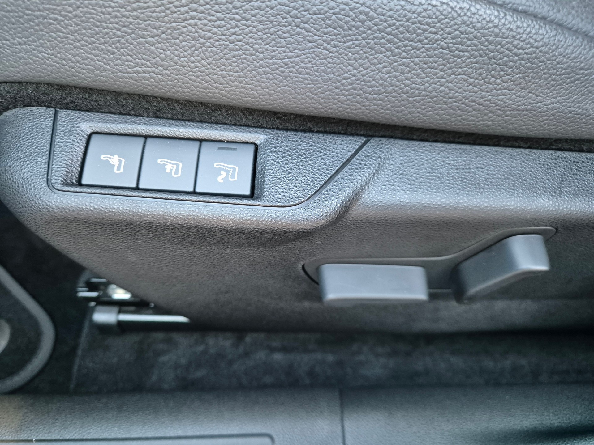 JEEP Avenger 1.2 Turbo MHEV Overland Leather 4xe-image-8